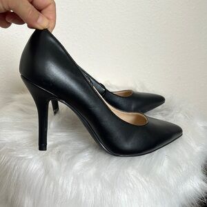 NWT Nine West black stiletto